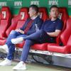 Enrico Maaßen (rechts) wird nach seiner Entlassung nicht mehr neben Sportdirektor Marinko Jurendic sitzen. Nun sucht der FC Augsburg einen Nachfolger.