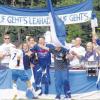 Verdientermaßen ließen sich die Spieler des TSV Inchenhofen nach dem 3:2-Erfolg in Meitingen über Margertshausen vom angereisten Anhang feiern. 