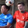 Lange Zeit auf Augenhöhe begegneten sich Pham van Thuan vom Bezirksligisten SV Cosmos Aystetten (links) und Marcel Schoder vom Kreisklassisten TSG Stadtbergen. 