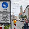 Soll die Maximilianstraße zur Fußgängerzone werden? Die Sozialfraktion im Augsburger Stadtrat möchte dazu die Meinung der Bürgerinnen und Bürger einholen.