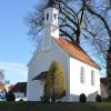 Das „Käppele“ in Hairenbuch ist nach der Renovierung wieder ein Schmuckstück geworden. Umrahmt von zwei mächtigen Linden, als Naturdenkmal gekennzeichnet, bildet es den Mittelpunkt des Waltenhauser Ortsteiles.