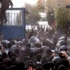 Die Botschaft ist gestürmt: Hunderte Demonstranten dringen auf das Gelände in Teheran vor. 