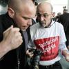 Ein Fotograf, der bei der gemeinsamen Pressekonferenz von Merkel und Erdogan im Bundeskanzleramt ein T-Shirt mit der Aufschrift "Pressefreiheit für Journalisten in der Türkei" trägt, wird aus dem Raum geleitet.