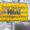 Das Ortsschild von Unterthürheim wurde von Nazigegnern mithilfe einer Schablone besprüht. 
