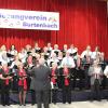 Den Abschluss ihres viel beklatschten Gemeinschaftskonzertes gestalteten der Gesangverein Burtenbach (weiße Hemden, blaue Schals) und der Sängerbund Thannhausen (schwarze Jacketts, rote Schals) zusammen. 	 	