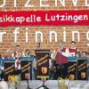 Beim Konzert der Musikkapelle Lutzingen in Oberfinningen griff Dirigent Eugen Götz selbst zum Saxofon und überzeugte mit einem feinfühligen Spiel.  