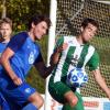 In der Defensive war Michael Grötzinger (rechts) Bestandteil der neuen Gundelfinger Fünferkette und half dabei, Kaufbeurens Torjäger Stefan Meisel nicht zum Abschluss kommen zu lassen. Sobald der FCG aber in Ballbesitz war, schaltete sich der Verteidiger auch in die Offensive mit ein. <b>Foto: Brugger</b>
