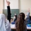 Zwei Flüchtlingsmädchen beim Unterricht in einer Schule. Die Unionsfraktionen haben Wertekunde als Schulfach für Flüchtlingskinder gefordert. Die Opposition kritisiert das.