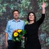 Die beiden wiedergewählten Bundesvorsitzenden von Bündnis 90/Die Grünen, Robert Habeck und Annalena Baerbock, stehen beim Bundesparteitag der Grünen mit Blumen auf der Bühne.