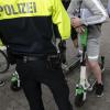 Mehrere betrunkene E-Scooter-Fahrer sind in Augsburg von der Polizei gestoppt worden.