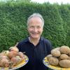 MZ-Redaktionsleiter Johann Stoll freut sich über Zwiebeln und Kartoffeln, die er selbst vom Feld geholt hat.
