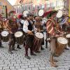 Viele Besucher aus Mindelheim und Umgebung haben sich die italienischen Fahnenschwinger am zweiten Frundsbergfest-Wochenende angeschaut.