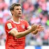 Münchens Thomas Müller bedankt sich nach dem Spiel bei den Fans.