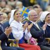 Das schwedische Königshaus: Prinz Daniel, Kronprinzessin Victoria, König Carl Gustaf und Königin Silvia applaudieren während den Feierlichkeiten zu Victorias 35. Geburtstag.