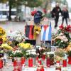 Blumen und Kerzen stehen an der Stelle, an der vor vier Monaten ein junger Mann in Chemnitz erstochen wurde.