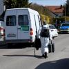 Streifenwagen haben am Sonntagnachmittag stundenlang ein Straße in Wullenstetten gesperrt. Beamte der Kriminaltechnik haben in Schutzanzügen Spuren im Haus gesichert.