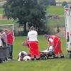 Von Rettungskräften und Ärzten wurde Bekir Dogan nach dem Spiel in Roggden behandelt. Er wurde zusammengeschlagen und musste später mit dem Hubschrauber ins Klinikum nach Augsburg gebracht werden. Dieses Bild schickte uns Stephan Mehler aus Geratshofen, der als neutraler Zuschauer Zeuge der Vorkommnisse wurde. 