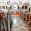 Die Kirchenorgel in der Aichacher Stadtpfarrkirche wird saniert. Derzeit werden die Pfeifen und Register ausgebaut. Die Kosten in Höhe von 60000 Euro müssen durch Spenden finanziert werden.  	