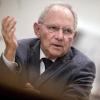 Angesichts von fast 13 Milliarden Euro an Rücklagen im Bundesetat gibt es eine lange Wunschliste anderer Ministerien. Finanzminister Schäuble warnt seine Kollegen daher vor zu teuren Wünschen.