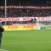 Freiburger Fans halten Banner mit der Aufschrift «DFB - Dietmars Fussball Bund gegen Kollektivstrafen» in die Höhe.