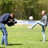 Nach dem BBC-Interview zu Trainer Tuchel auf dem Krumbacher Waldsportplatz wurde der Sportlehrer Hans Komm filmisch porträtiert.  	