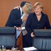 Wollen sich wieder vertragen (von links): Bundeswirtschaftsminister Philipp Rösler (FDP), Bundesarbeitsministerin Ursula von der Leyen (CDU) Bundeskanzlerin Angela Merkel (CDU).