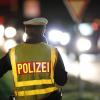 Ein aggressiver Betrunkener hat in der Nacht auf Sonntag auf der Flucht vor Polizisten mehrere fremde Türen eingeschlagen. 