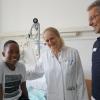 Joshua mit der Orthopädin Dr. Rita Taurman und dem Physiotherapeuten Eberhard Nill nach der Operation. 