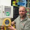 Seit Mitte Februar hängt ein Defibrillator in der Tankstelle von Robert Braune im Dasinger Ortsteil Lindl.