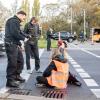 Mitglieder der Gruppe "Letzte Generation" bei einer Blockade auf der Seestraße in Berlin.