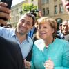 Angela Merkel hat unterschätzt, dass solche Selfies mit Asylbewerbern von anderen Flüchtlingen als Einladung verstanden werden.