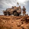 Ein Soldat der Bundeswehr steht am Flughafen nahe des Stützpunktes in Gao im Norden Malis. Immer lauter wird über einen Abzug der Truppen nachgedacht.