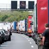 Um einem Stau zu entkommen, wendete ein Autofahrer auf der A 71 in Thüringen.