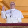 Es ist der 13. März 2013: Kardinal Bergoglio winkt als neuer Papst Franziskus I. im Vatikan vom Balkon. Er ist als Nachfolger von Papst Benedikt XVI. gewählt worden.
