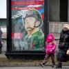 Rekrutierungsplakat der Armee mit der Aufschrift "Militärdienst unter Vertrag in den Streitkräften". Eine Kampagne zur Aufstockung der russischen Truppen in der Ukraine mit mehr Soldaten scheint wieder im Gange zu sein.