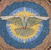 Mosaik im Portal des Berliner Doms mit Darstellung einer Taube als Symol des Heiligen Geistes. Pfingsten ist das "Fest des Heiligen Geistes".