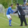 Kreisliga Ost: Der TSV Friedberg gewann das Schlagerspiel gegen Griesbeckerzell mit 3:0, sicherte sich damit die Meisterschaft und steigt wieder in die Bezirksliga auf.  Griesbeckerzells Spielertrainer Metin Bas gratuliert Friedbergs Coach Ali Dabestani schon vor dem Schlusspfiff