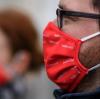 Mitarbeiter des Stadtmarketing von Halle an der Saale tragen wiederverwendbare Mund-Nasen-Behelfsmasken mit der Stadtmarke. Sachsen-Anhalt lockert nun die Kontaktbeschränkungen.
