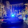 Polizeibeamte sichern den Weihnachtsmarkt ab.