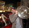 Pep Guardiola und die Meisterschale – am liebsten würde der Spanier den Bayern-Fans im Mai noch den Champions-League-Pokal auf dem Münchner Marienplatz zum Abschied präsentieren. 