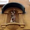 An vielen Häusern der Fuggerei gibt es noch Heiligenfiguren und Hausmadonnen, hier St. Florian.