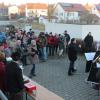 Zahlreiche Zuhörer kamen zur Neujahrsansprache vor dem Adelzhausener Bürgerhaus.