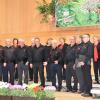 Unter dem Motto „So schnell vergeht die Zeit“ gab der Chor Harmonia Illereichen ein Konzert in der Schulturnhalle in Altenstadt. Dabei ehrte er Sabine Ströhle, die die Formation seit zehn Jahren leitet.  	