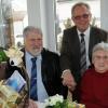 Bürgermeister Karl Janson (links) und Herbert Pressl gratulieren Maria Bilmayer aus Illerberg zum 100. Geburtstag. 	