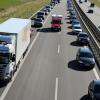 Eine vorbildliche Rettungsgasse bildeten die Fahrerinnen und Fahrer nach einem Unfall auf der A7 bei Altenstadt.