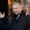Putin vor Anhängern im Moskauer Stadtzentrum: «Es war der Wind», sagt er später zu seinen tränenden Augen. Foto: Yuri Kochetkov dpa