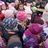 Wie jedes Jahr kam der Nikolaus auf einen Besuch am Sielenbacher „Place de St. Fraimbault“ vorbei, um den Kindergartenkindern mit kleinen Geschenken für ihr Ständchen zu danken.