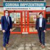Landrat Peter von der Grün (links) und Kreiskrankenhaus-Geschäftsführer Holger Koch freuen sich, dass das Corona-Impfzentrum fertig eingerichtet ist.