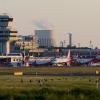 Der Berliner Flughafen Tegel hat die zusätzliche Belastung durch die geplatzte Eröffnung des Hauptstadtflughafens bislang gut verkraftet. Foto: Matthias Balk dpa