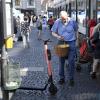 Inzwischen dürfen Scooter nicht mehr am Rathausplatz stehen (unser Archivbild entstand 2019), doch an anderen Stellen sind sie nach wie vor im Weg. Nun soll es eine Lösung geben. 